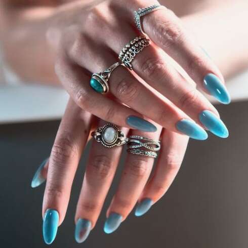 Soin bien-être Pose de vernis gel manucure russe